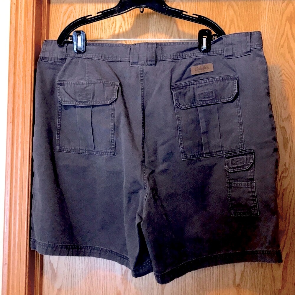 New Cabela men’s 46 x 7” inseam 7 pocket hiker charcoal gray cargo shorts